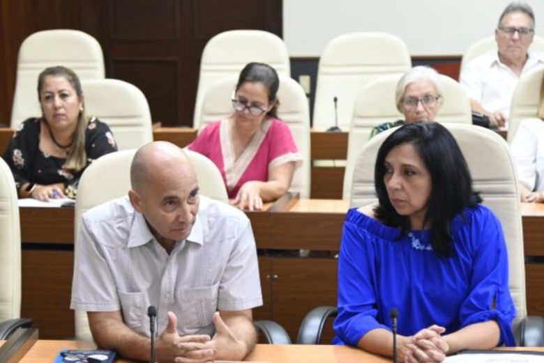 Uso de interferones cubanos en Protocolo de Actuación Nacional para la COVID-19 validan la robustez de nuestros medicamentos, señala Primer Secretario del Comité Central del Partido y Presidente de la República, Miguel Díaz-Canel Bermúdez, en nuevo encuentro con expertos y científicos para temas de salud.