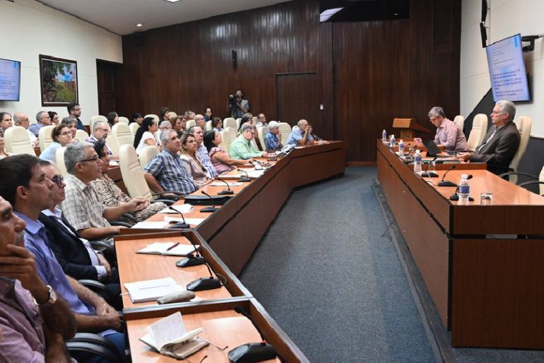 Encuentro del presidente de la República de Cuba con expertos y científicos para abordar temas de Salud