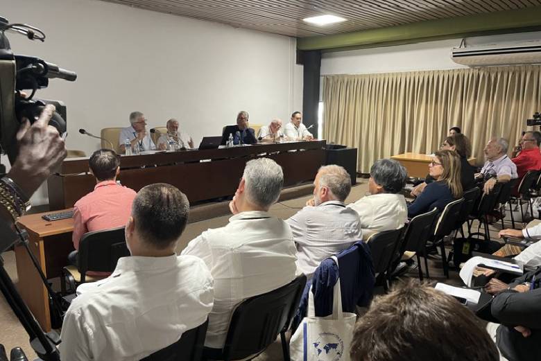 En la tarde de este jueves, desde el capitalino Palacio de las Convenciones, sesionó un Seminario sobre el mundo y sus múltiples crisis en lo económico. Varios expertos aportaron sus pareceres en una jornada que contó con la presencia del Presidente de la República de Cuba, Miguel Díaz-Canel Bermúdez, y que forma parte del XIV Encuentro Internacional de Economistas sobre Globalización y Problemas del Desarrollo, en su tercer día.