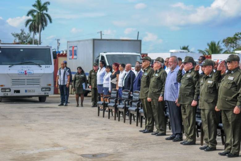 El sistema bancario cubano implementa nuevas tecnologías y optimiza sus capacidades para mejorar la calidad de los servicios a la población, según conoció este viernes el miembro del Buró Político y primer ministro, Manuel Marrero Cruz