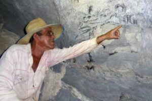 El esqueleto petrificado de lo que parece un ictiosaurio, de más de 130 millones de años, hallado recientemente en una cueva de la serranía pinareña, constituye el resto fósil más completo de reptil del mesozoico cubano