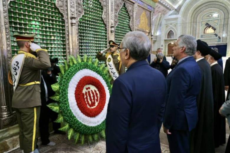 Primer Secretario del Comité Central del Partido Comunista de Cuba y Presidente de la Republica, y la delegación cubana de visita oficial en Irán depositaron una ofrenda floral ante la tumba del fundador de la revolución islámica