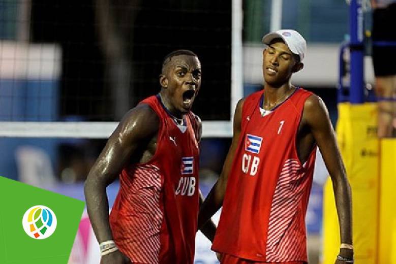 La pareja de Noslen Díaz (1) y Jorge Luis Alayo (2) de Cuba durante la ronda clasificatoria del Voleibol de Playa en los XXIV Juegos Centroamericanos y del Caribe, el 22 de junio de 2023 en San Salvador, El Salvador. FOTO: Roberto Morejón Rodríguez/Periódico JIT (Cuba)