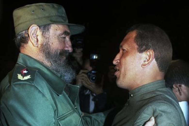 Cuando el 13 de diciembre de 1994 Hugo Chávez Frías llegó a Cuba por primera vez, al pie de la escalerilla del avión lo esperaba el Comandante en Jefe Fidel Castro. Diez años después, Fidel y Chávez fundaron el ALBA, una alianza entre naciones hermanas, que el propio líder de la Revolución bolivariana afirmó que «nació de aquel primer abrazo».
