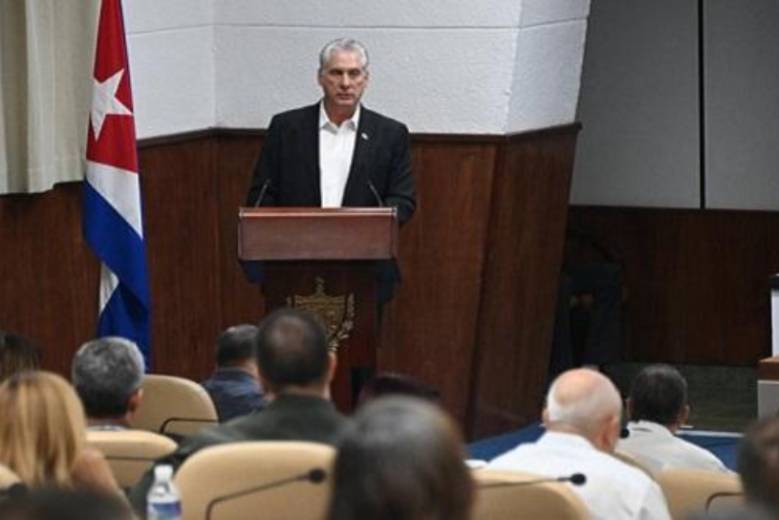 “En vísperas del aniversario 65 de la Revolución Cubana, su dirigencia política, su militancia comunista, sus hijos patriotas y revolucionarios, estamos convocados a actuar juntos por un objetivo común: Salvar la Patria, la Revolución, el socialismo, y vencer”. Así expresó este sábado, desde el Palacio de la Revolución, el Primer Secretario del Comité Central del Partido Comunista y Presidente de la República de Cuba, Miguel Díaz-Canel Bermúdez, en sus palabras de clausura al VII Pleno del Comité Central del Partido.