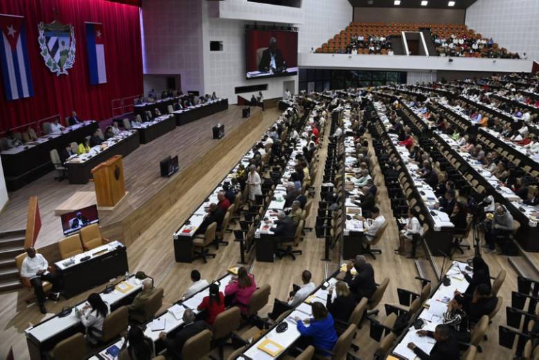 El Segundo Período Ordinario de Sesiones de la X Legislatura de la Asamblea Nacional del Poder Popular continúa sus debates en el Palacio de las Convencionesde La Habana. Raúl y Díaz-Canel asistena una nueva jornada de análisisde temasde la realidad económica, política y social del país.