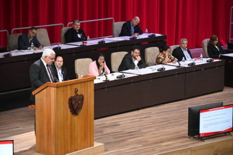 La Asamblea Nacional del Poder Popular aprobó también este viernes la Ley de la Fiscalía Militar, norma que regula la organización, estructura y funcionamiento de ese órgano de la Fiscalía General de la República con independencia jerárquica y funcional, cuyo ámbito de aplicación se circunscribe a las Fuerzas Armadas Revolucionarias (FAR) y al Ministerio del Interior (MININT).