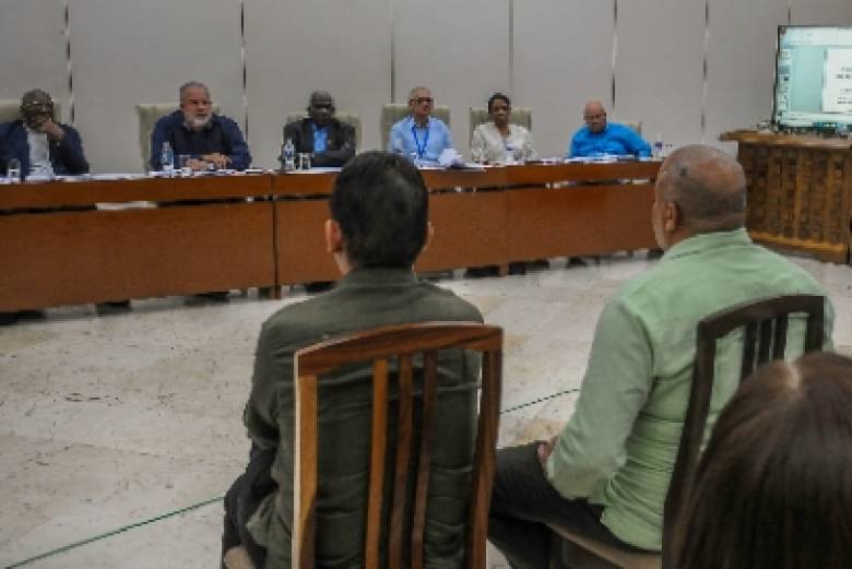 Reunión con los gobernadores del país, presidida por el miembro del Buró Político y primer ministro, Manuel Marrero Cruz. Foto: Estudios Revolución