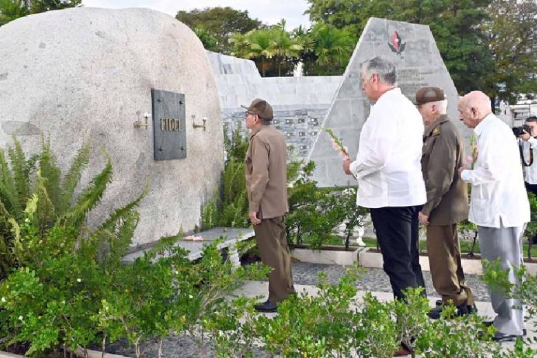 El General de Ejército Raúl Castro Ruz, líder de la Revolución cubana, rindió tributo este 1ro. de enero a Fidel, a los padres fundadores de la nación y a héroes y mártires de la Patria, en el cementerio patrimonial Santa Ifigenia, de Santiago de Cuba