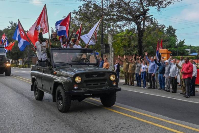 El Primer Secretario del Comité Central del Partido Comunista y Presidente de la República, Miguel Díaz-Canel Bermúdez, asistió este martes, en Santiago de Cuba, al acto que dio inicio en el país a la reedición de la Caravana de la Libertad.