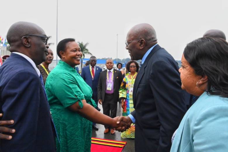 El Vicepresidente de la República de Cuba arribó a Uganda este jueves (hora local), al frente de la delegación de la Mayor de las Antillas que participará en la XIX Cumbre del Movimiento de Países No Alineados (MNOAL) y en la Tercera Cumbre Sur.