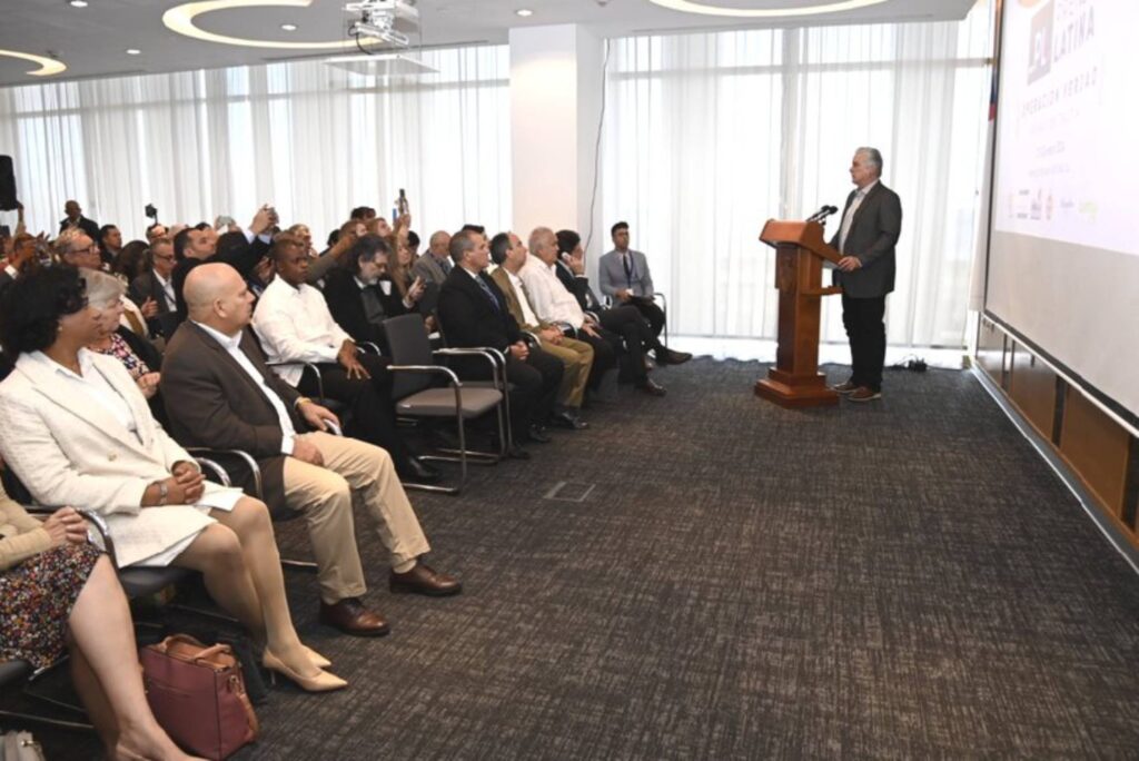 Con la presencia del Primer Secretario del Comité Central del Partido Comunista y Presidente de la República de Cuba, Miguel Díaz-Canel Bermúdez, comenzó en la mañana de este domingo, en La Habana, la Conferencia “Nueva Operación Verdad, de Cuba para el Mundo”, organizada por la Agencia Informativa Latinoamericana Prensa Latina.