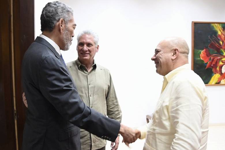 El Primer Secretario del Comité Central del Partido Comunista de Cuba y Presidente de la República, Miguel Díaz-Canel Bermúdez, recibió en la tarde de este miércoles, desde el Palacio de la Revolución, al secretario general del Partido Movimiento Izquierda Unida (MIU), y Ministro de Políticas de Integración Regional de República Dominicana, José Miguel Mejía Abreu.