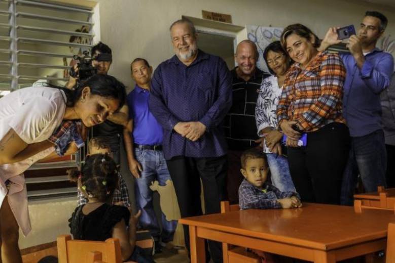 Un nuevo hogar materno y un centro de distribución de agua son dos de las obras que comenzarán a funcionar este año para la familia matancera, según se conoció durante una visita de trabajo del miembro del Buró Político y primer ministro, Manuel Marrero Cruz, a Ciénaga de Zapata y Cárdenas