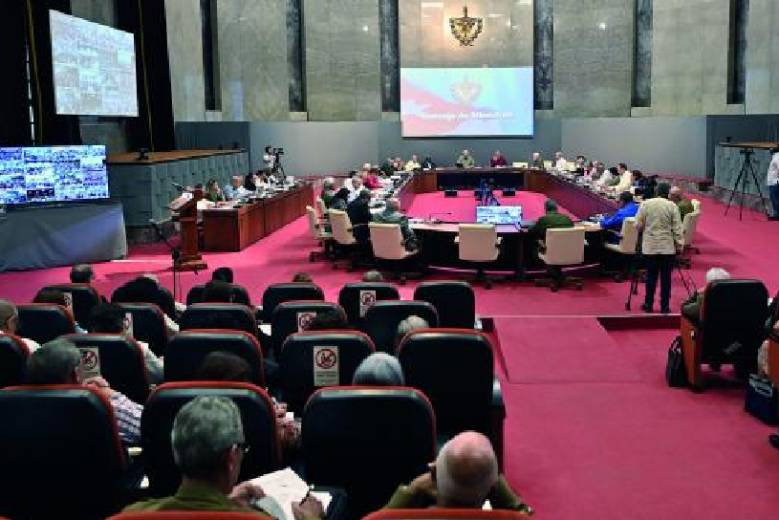 Díaz-Canel subrayó que «las medidas son necesarias e impostergables, porque corrigen profundas distorsiones y desviaciones estructurales que lastran el desempeño de la economía». Foto: Estudios Revolución