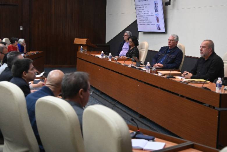 Díaz-Canel envió una felicitación a las y los trabajadores del Instituto de Neurología y Neurocirugía por el nuevo aniversario del Hospital de Neurología. Foto: Estudios Revolución.