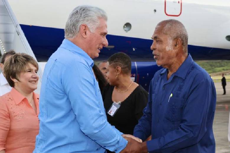 El Presidente cubano fue recibido por Montgomery Daniel, vice primer ministro de San Vicente y las Granadinas. Foto: Estudios Revolución