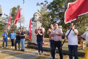 Reciben entidades pinareñas bandera de Vanguardia Nacional